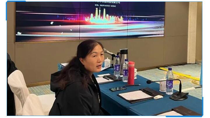 集團財務總監(jiān)劉清華在聽取了銷售部門的數(shù)據(jù)對比與銷售人員的分析后,她提出應該加強客戶的銷售服務 集團財務總監(jiān)劉清華在聽取了銷售部門的數(shù)據(jù)對比與銷售人員的分析后,她提出應該加強客戶的銷售服務